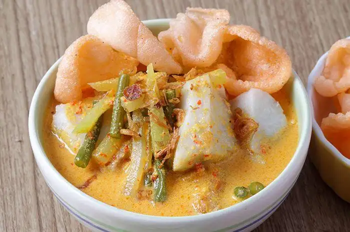 membuat lontong sayur